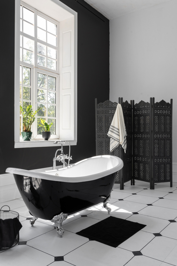 Moderno kupatilo sa belim zidovima i crnom samostojećom kadom
